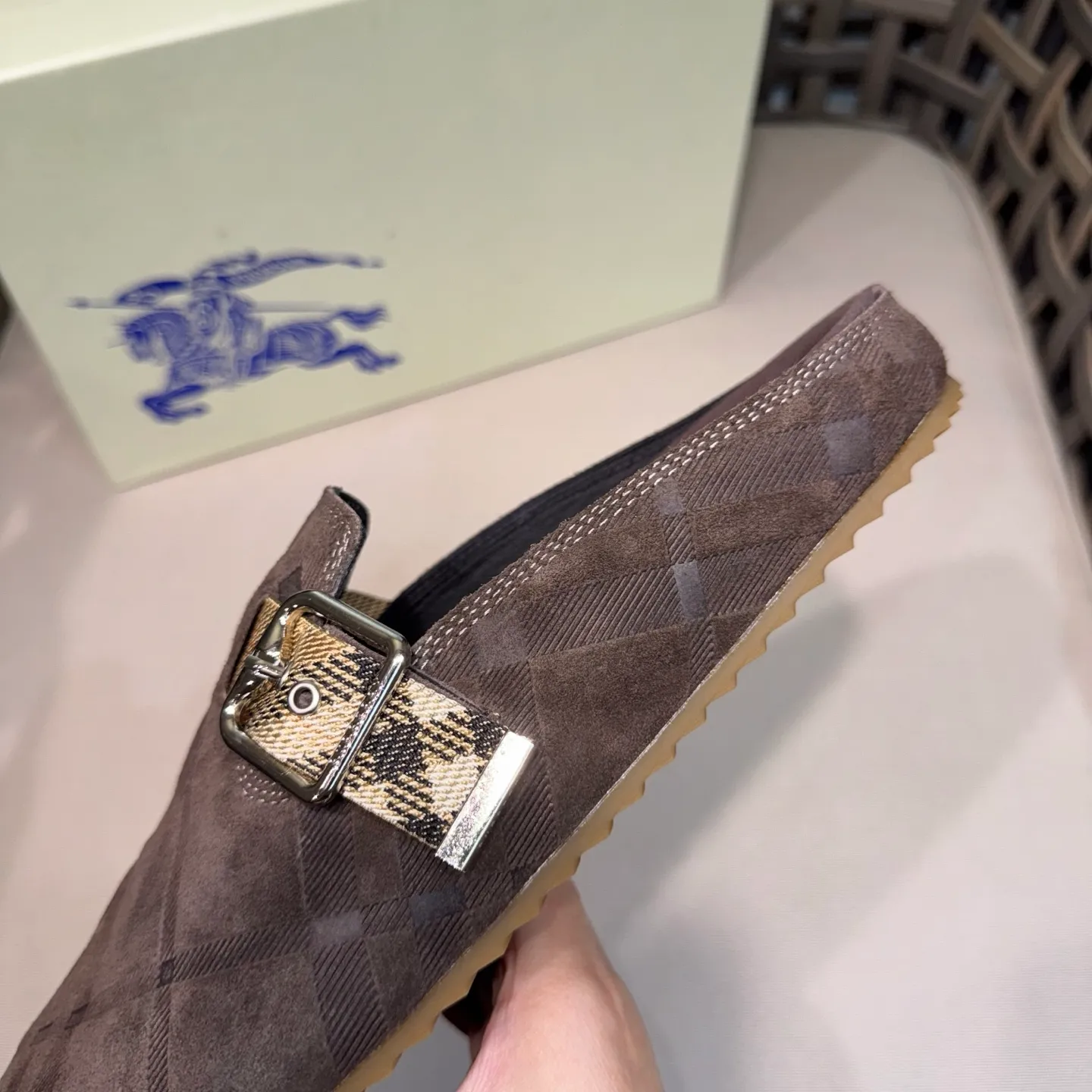 Men's Men's Shoes 💰360 [New Style] 🐝🐝Burberry New Burberry - Men's Checked Leather Urchin Half-Flop Sandal Made of soft suede cowhide and calfskin, these half-flop sandals feature an adjustable B-shaped buckle strap and are decorated with the signature sand-colored Burberry check in jacquard worsted. The upper wraps around the midsole and is paired with a sole made of the same upper material with an embossed logo on the heel and a wavy rubber outsole embellished with the Burberry lettering. Fashionable and casual! Comes with full set of original packaging dust bag! Code number: 39-40-41-42-43-44 standard code (38/45 can be customized and returns and exchanges are not supported)